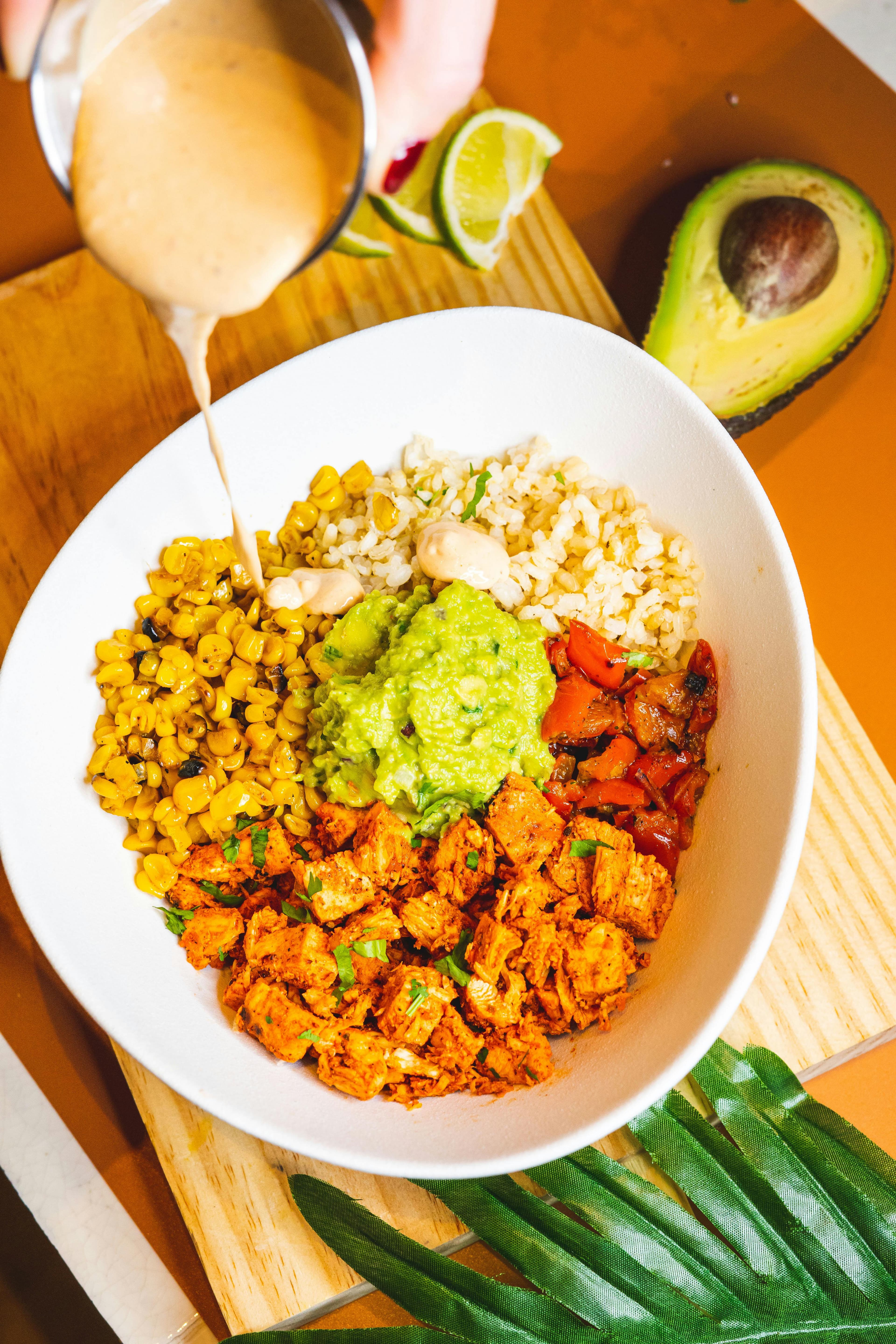 Bowl mit Reis, Gemüse und Fleisch