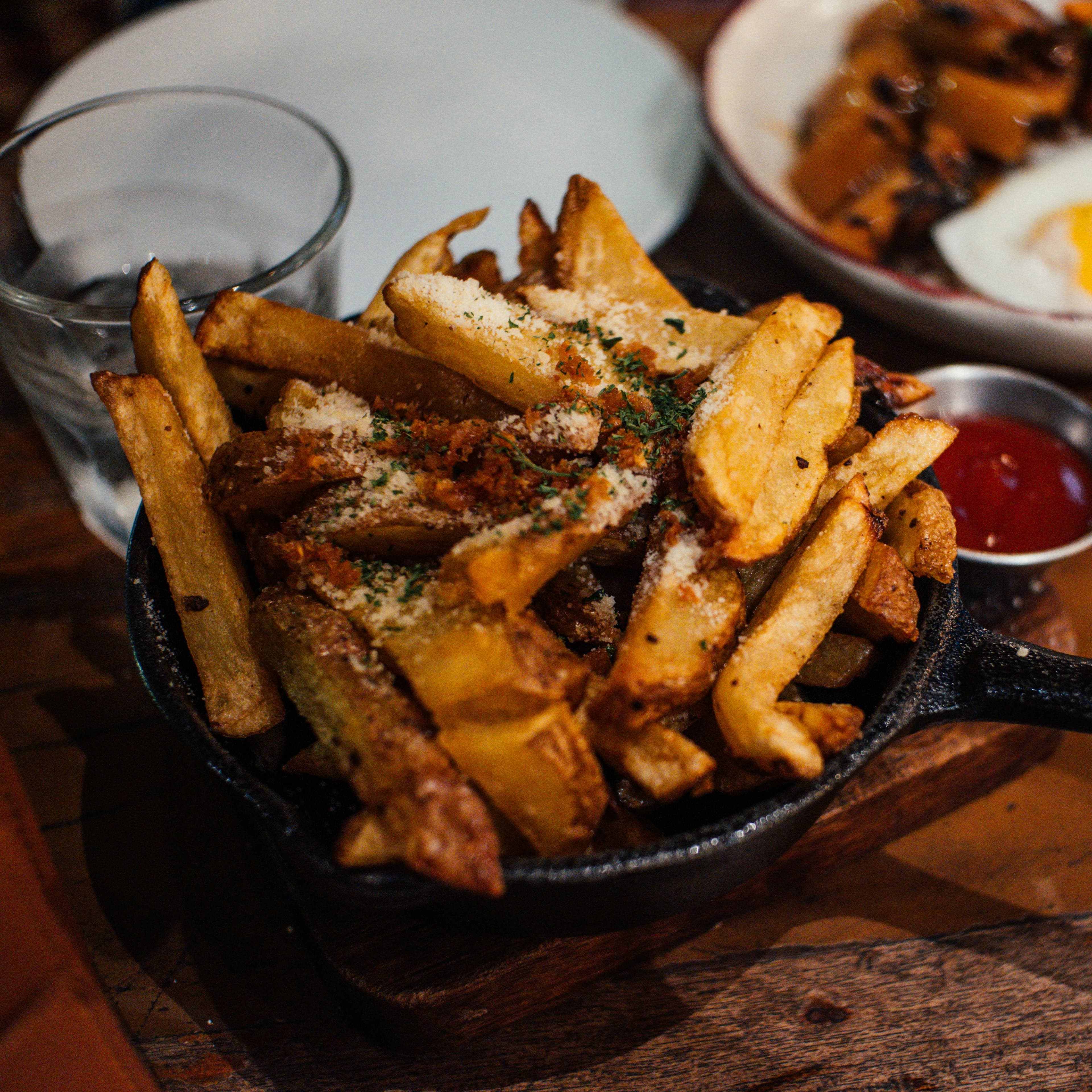 Pommes mit Parmesan in der Gussfanne