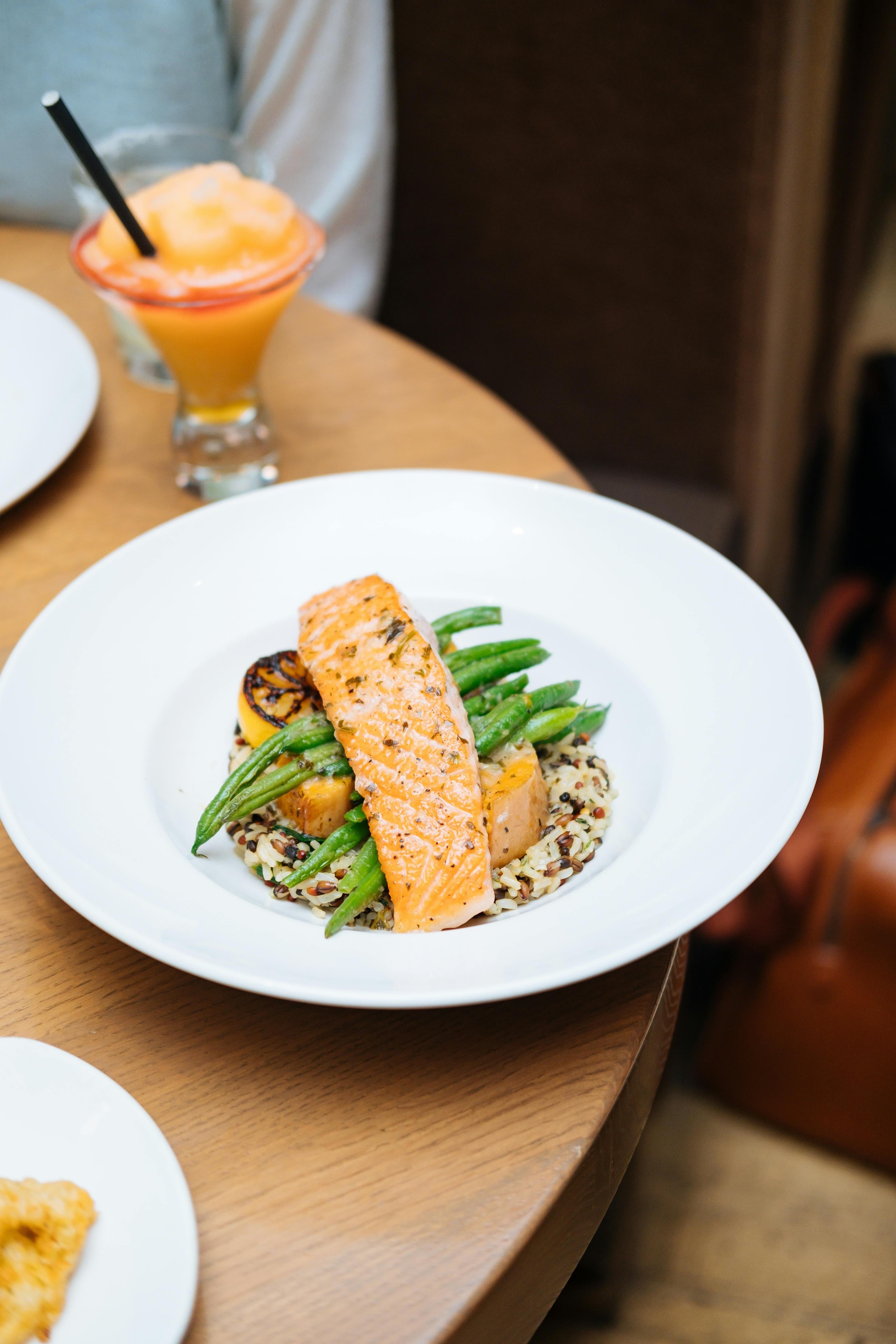 Lachs auf Quinoa mit grünen Bohnen